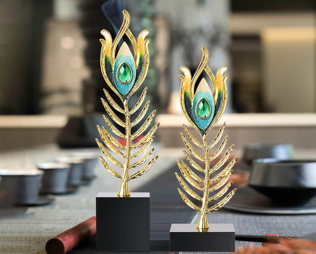 American-style Light Luxury Peacock Feather Creative Ornament Modern Model Home Home Decor Item with Enamel Craftsmanship.