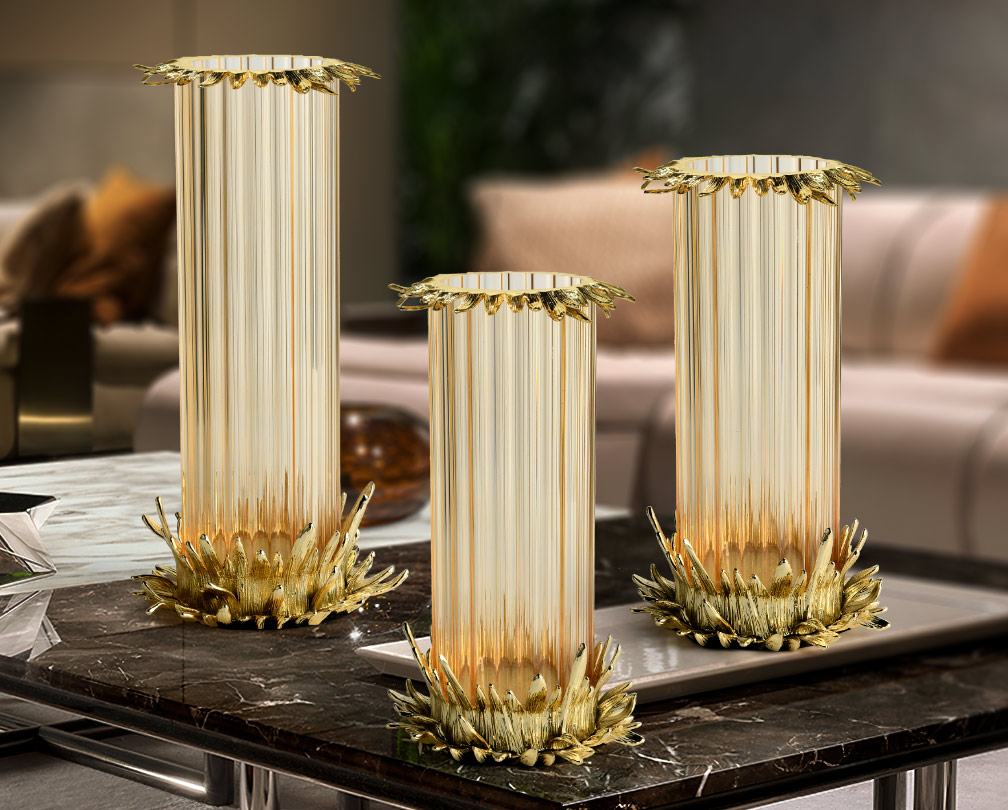 Transparent glass vase with a luxurious and high-end feel